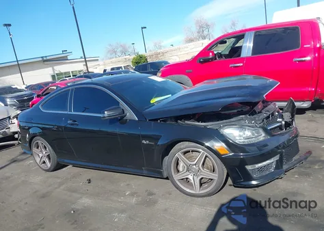 2013 Mercedes-Benz C 63 Amg z USA, uszkodzony, nr VIN WDDGJ7HB5DF899800